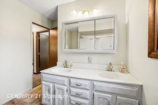 4403 Robinhood Terrace, Midland, MI 48642