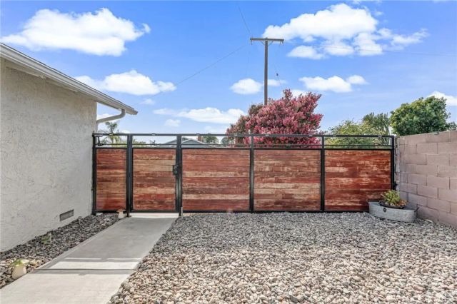 590 E Van Koevering, Rialto, CA 92376