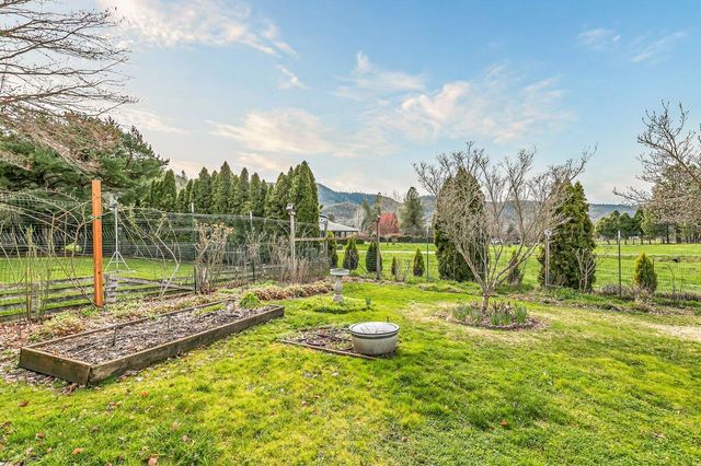 6901 Old Stage Road UNIT 24, Central Point, OR 97502