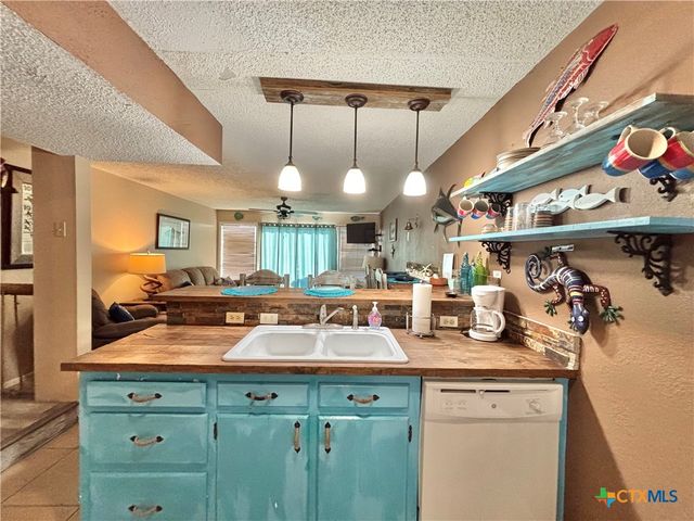 438 S 15th Street, Port O'connor, TX 77982