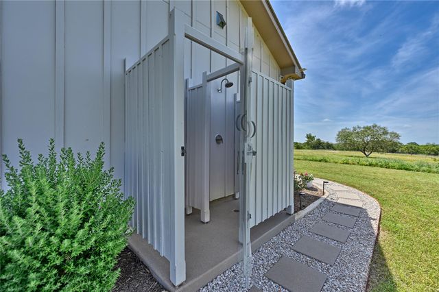 2165 County Road 250 RD, Weimar, TX 78962