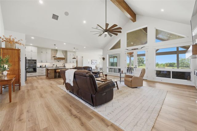 2165 County Road 250 RD, Weimar, TX 78962