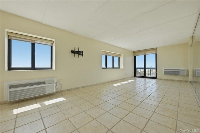 750 W Broadway 4Q, Long Beach, NY 11561