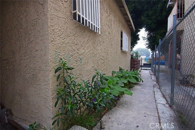6905 Compton, Los Angeles, CA 90001