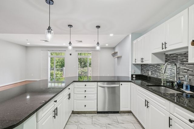 614 Pond St 2104, Braintree, MA 02184