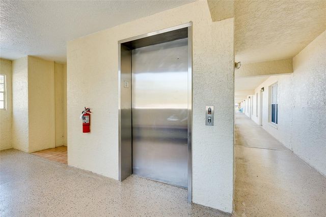 929 WEXFORD BOULEVARD 929, Venice, FL 34293