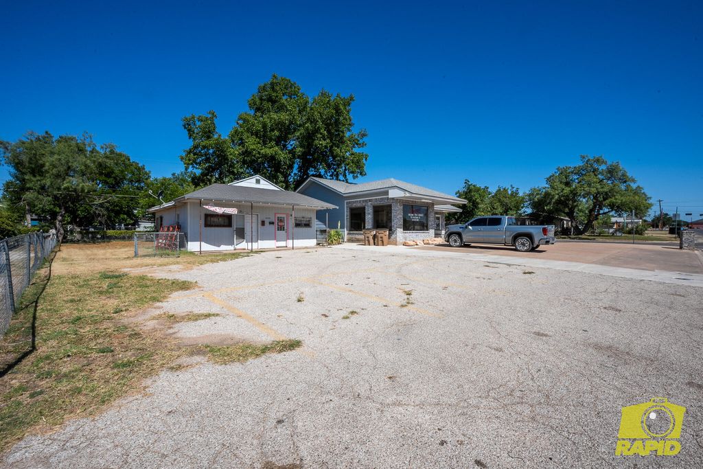 Image 4 of property listing at 1905 Ben Ficklin Road, San Angelo, TX 76903