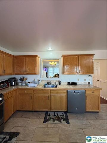 222 North Oak Street, Freemansburg Boro, PA 18017