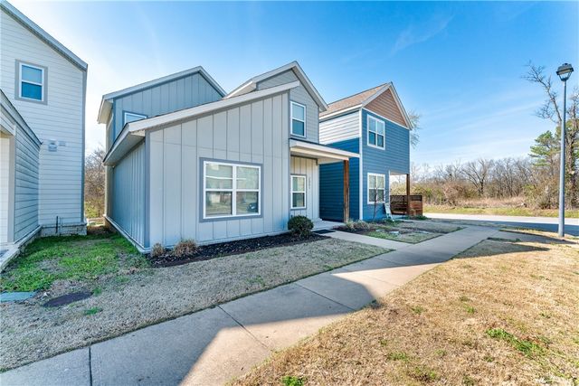 2001 S Florida Way, Fayetteville, AR 72701