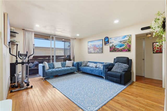 5429 Newcastle 303, Encino, CA 91316