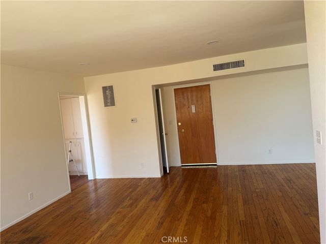 5429 Newcastle 303, Encino, CA 91316