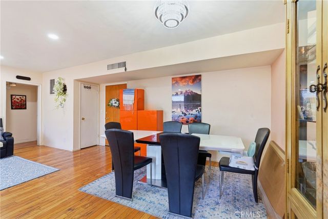 5429 Newcastle 303, Encino, CA 91316