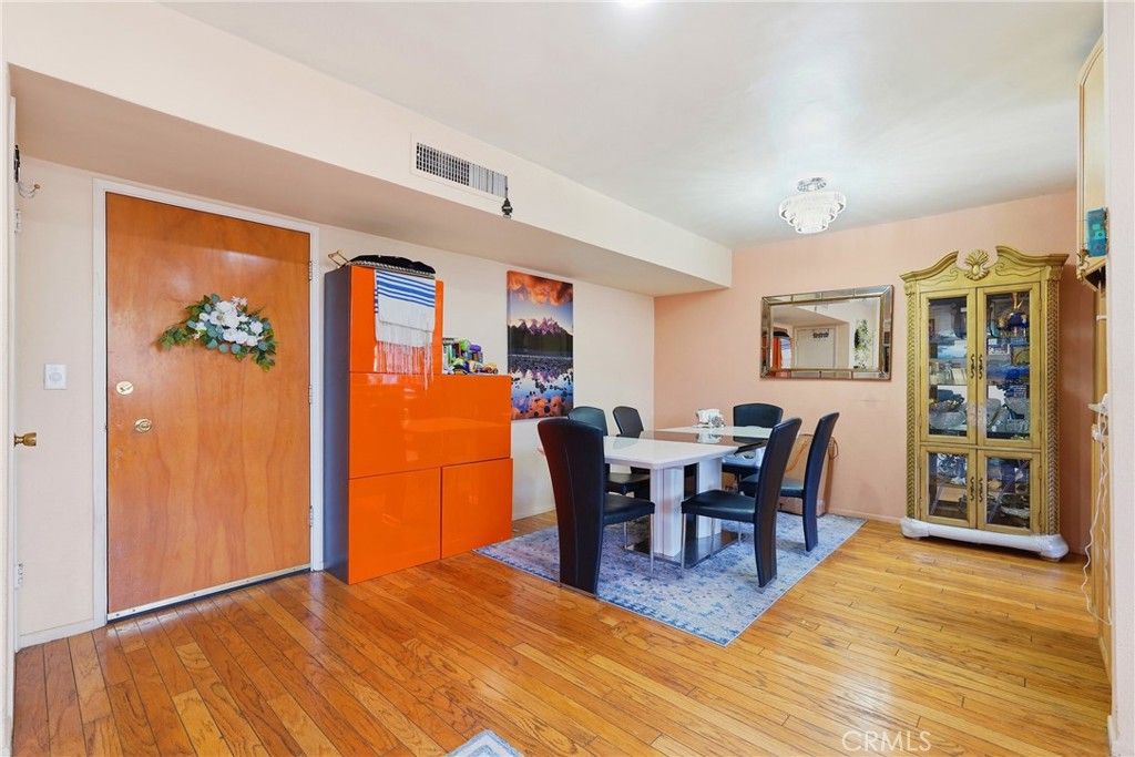 5429 Newcastle 303, Encino, CA 91316