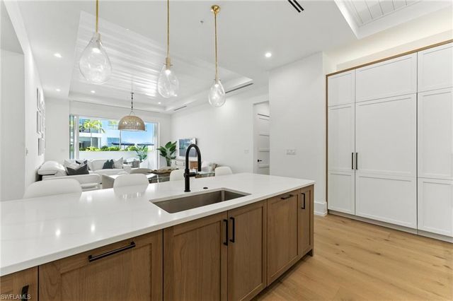 201 8th ST S 208, Naples, FL 34102