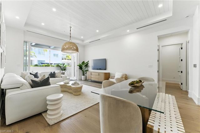 201 8th ST S 208, Naples, FL 34102