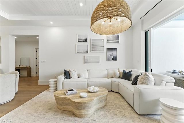 201 8th ST S 208, Naples, FL 34102