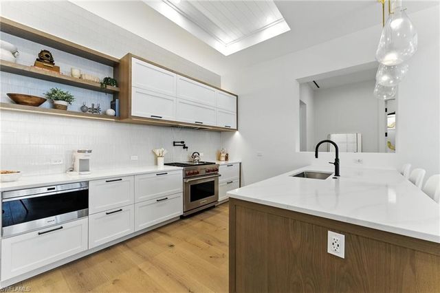 201 8th ST S 208, Naples, FL 34102