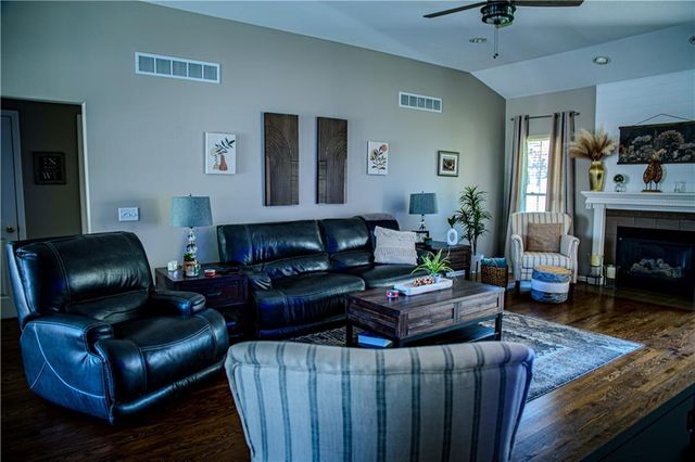 1906 160th Terrace, Basehor, KS 66007