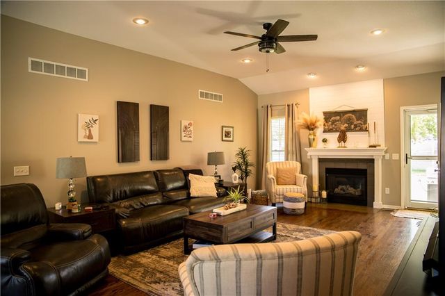 1906 160th Terrace, Basehor, KS 66007