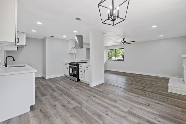 1010 W Seeger, Visalia, CA 93277