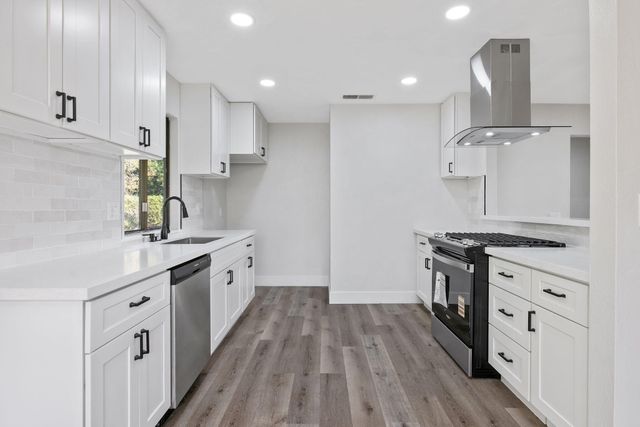 1010 W Seeger, Visalia, CA 93277