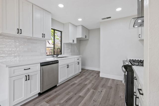 1010 W Seeger, Visalia, CA 93277