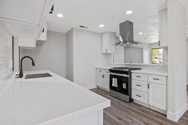 1010 W Seeger, Visalia, CA 93277