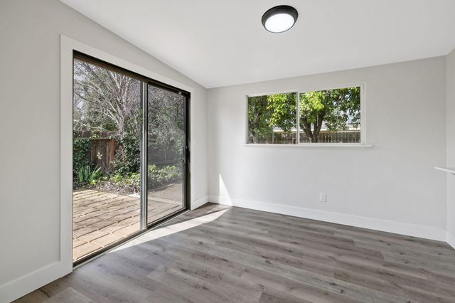 1010 W Seeger, Visalia, CA 93277