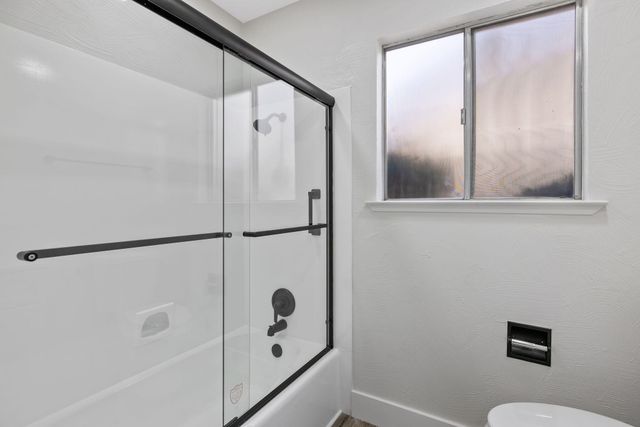 1010 W Seeger, Visalia, CA 93277