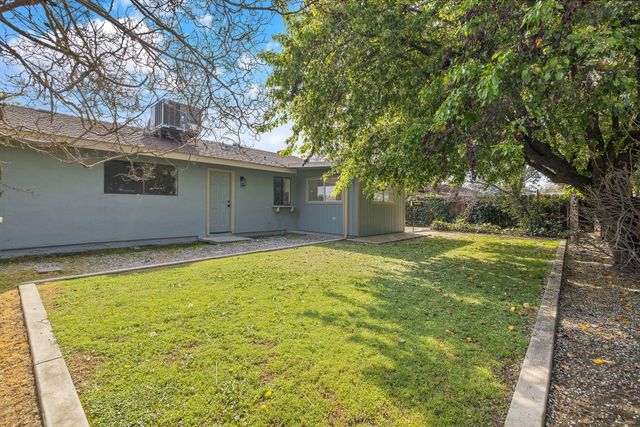 1010 W Seeger, Visalia, CA 93277