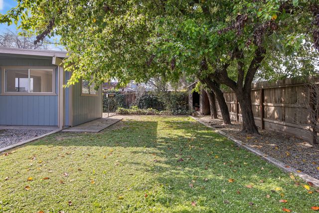 1010 W Seeger, Visalia, CA 93277