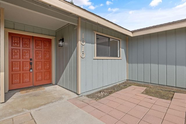 1010 W Seeger, Visalia, CA 93277