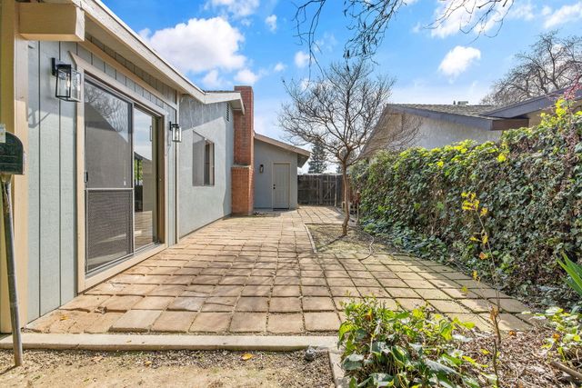 1010 W Seeger, Visalia, CA 93277