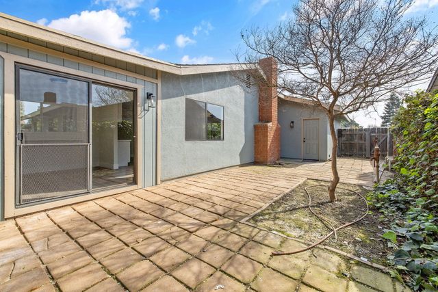 1010 W Seeger, Visalia, CA 93277