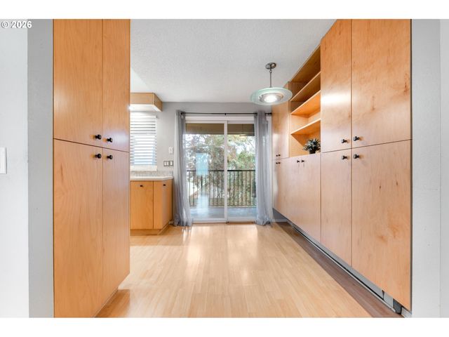 2330 Se BROOKWOOD Ave 206, Hillsboro, OR 97123