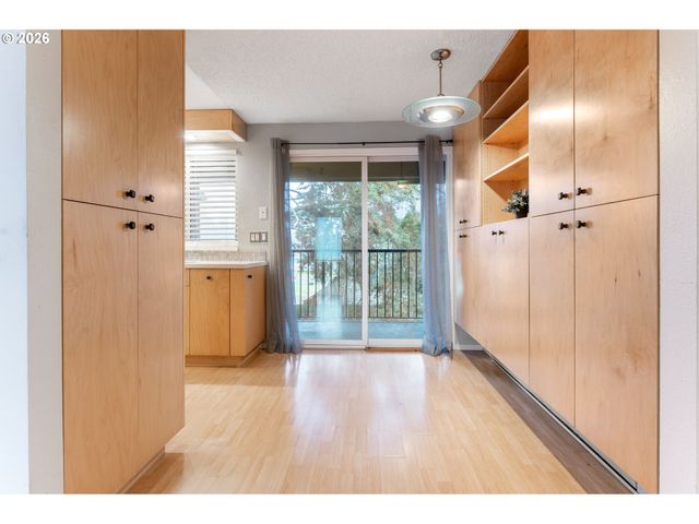 2330 Se BROOKWOOD Ave 206, Hillsboro, OR 97123