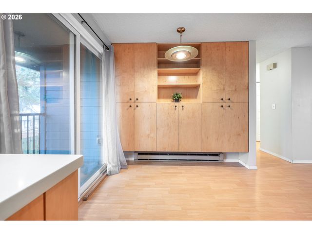 2330 Se BROOKWOOD Ave 206, Hillsboro, OR 97123