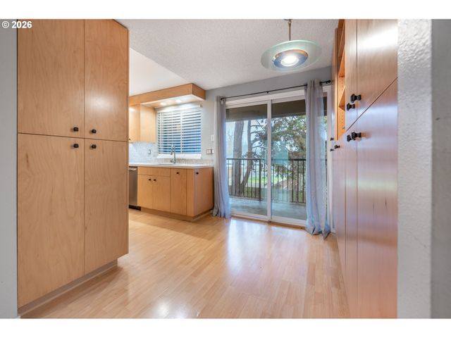 2330 Se BROOKWOOD Ave 206, Hillsboro, OR 97123