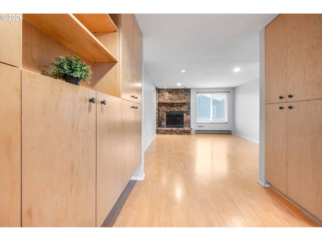 2330 Se BROOKWOOD Ave 206, Hillsboro, OR 97123