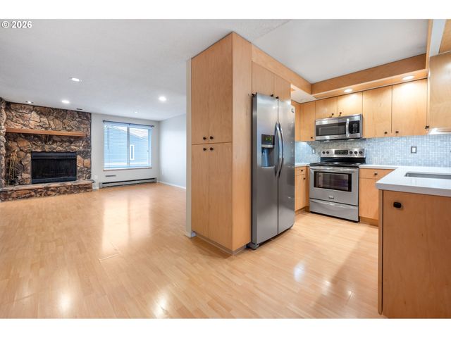 2330 Se BROOKWOOD Ave 206, Hillsboro, OR 97123