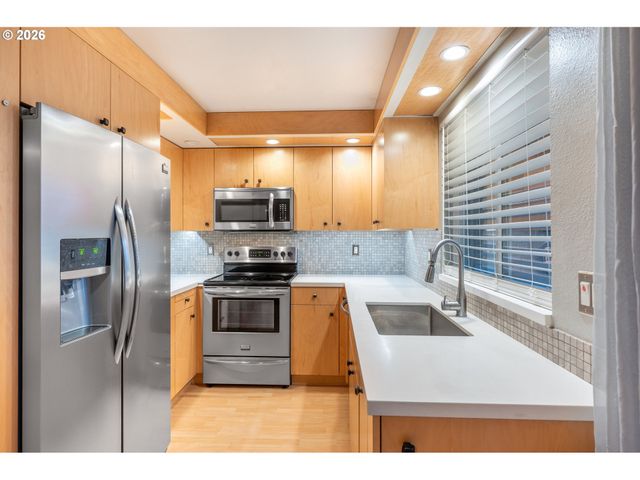 2330 Se BROOKWOOD Ave 206, Hillsboro, OR 97123