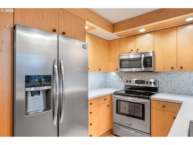 2330 Se BROOKWOOD Ave 206, Hillsboro, OR 97123