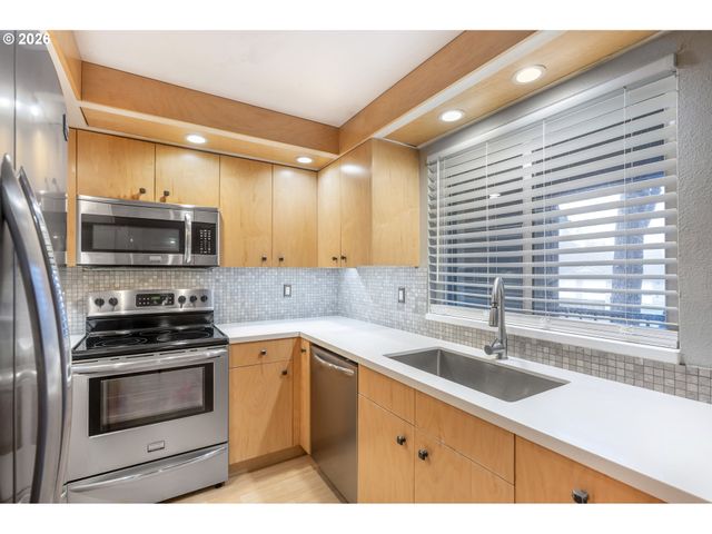 2330 Se BROOKWOOD Ave 206, Hillsboro, OR 97123