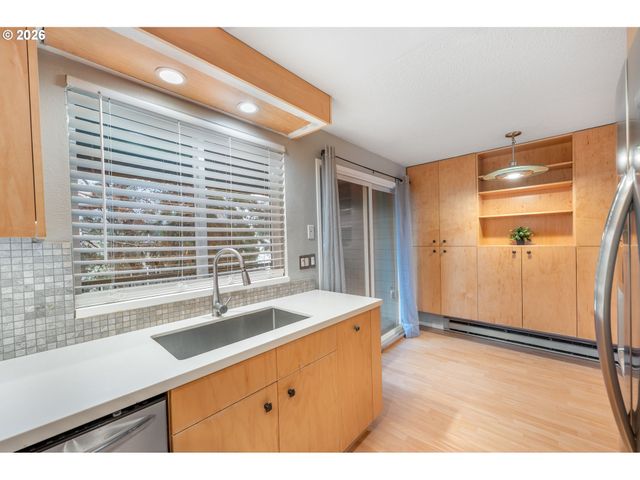 2330 Se BROOKWOOD Ave 206, Hillsboro, OR 97123