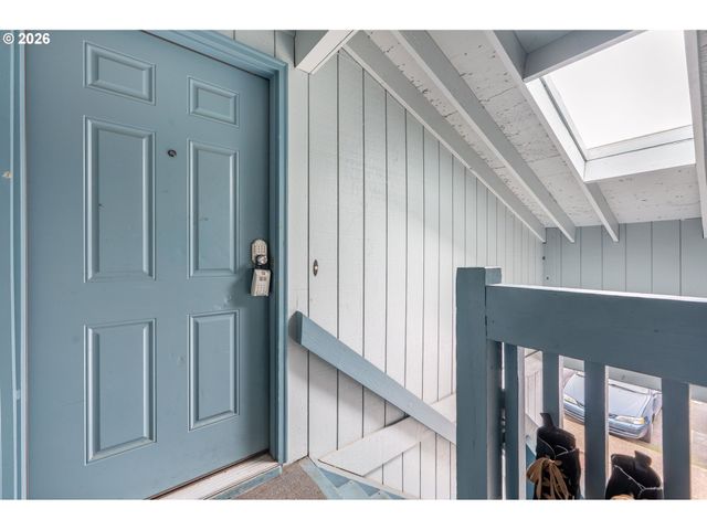 2330 Se BROOKWOOD Ave 206, Hillsboro, OR 97123