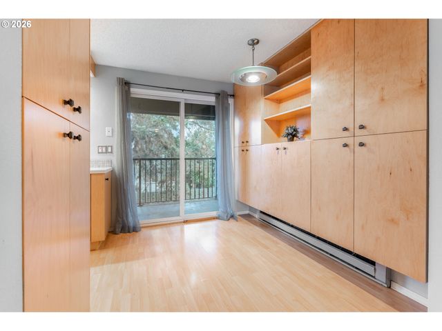 2330 Se BROOKWOOD Ave 206, Hillsboro, OR 97123