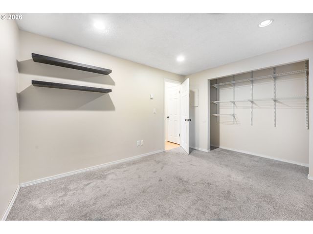 2330 Se BROOKWOOD Ave 206, Hillsboro, OR 97123