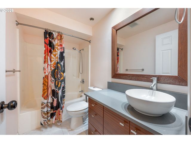 2330 Se BROOKWOOD Ave 206, Hillsboro, OR 97123