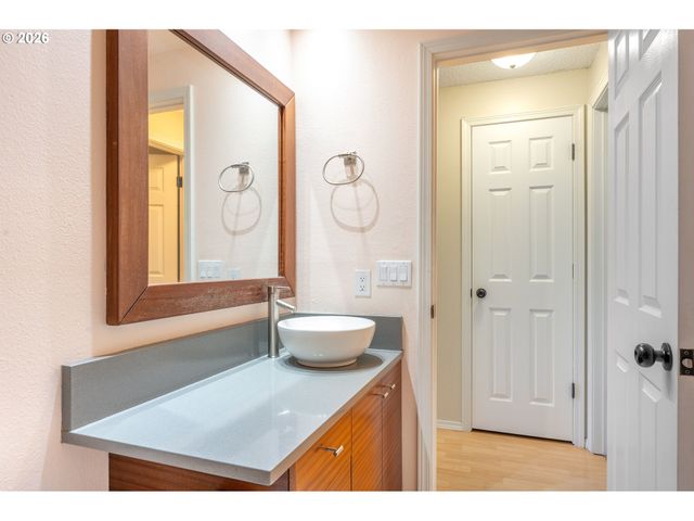 2330 Se BROOKWOOD Ave 206, Hillsboro, OR 97123