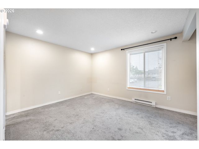 2330 Se BROOKWOOD Ave 206, Hillsboro, OR 97123